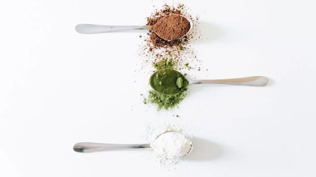 9 Facts: Baking Soda vs Toothpaste Showdown